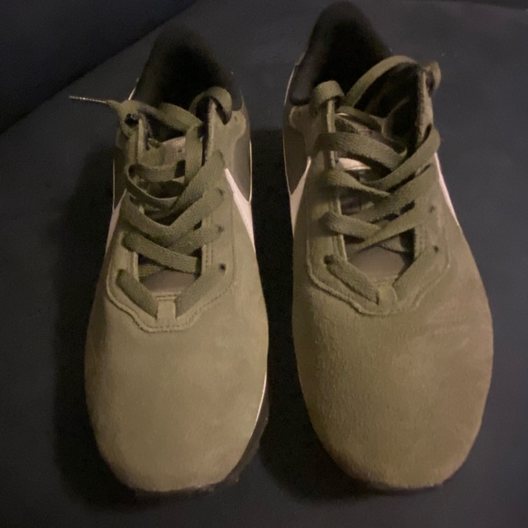 Olive green Nike size 10 sneakers - Picture 1 of 6